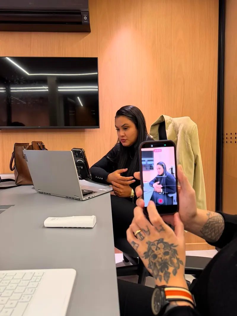 Thayla Varjão com o prêmio Extraordinário da Ademicon